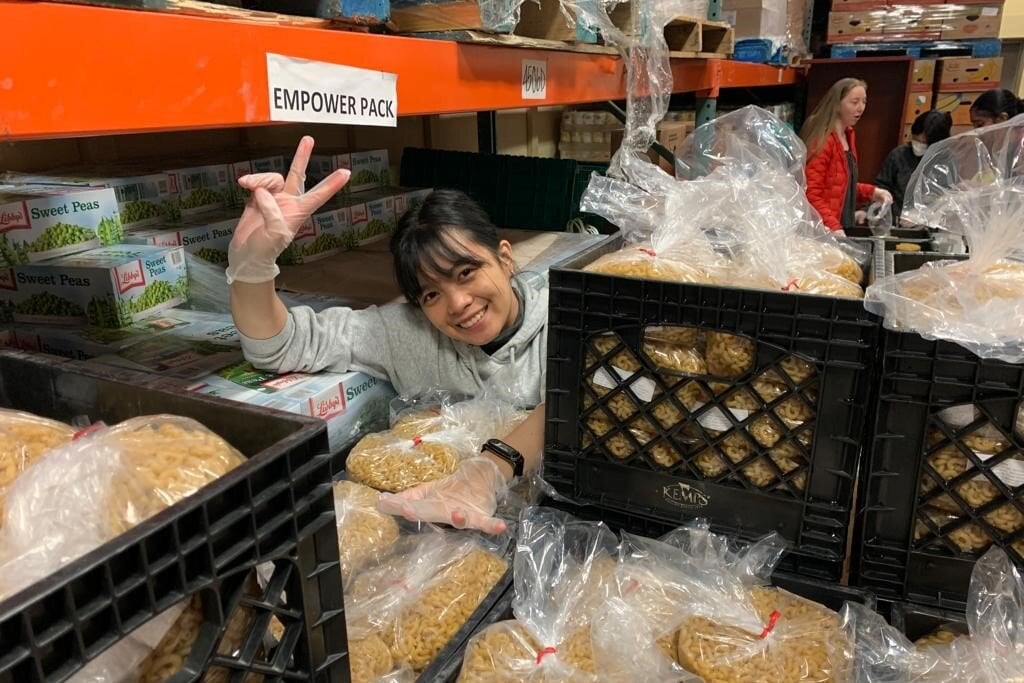 A YSEALI Fellow volunteering at a food bank in 2022